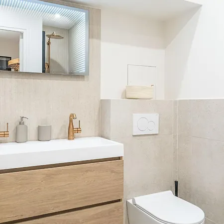 Lavie Maison Ac & Jacuzzi * Париж